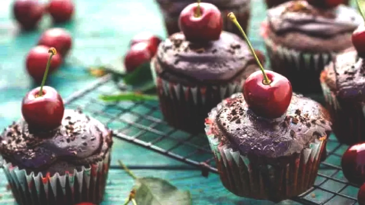 Vişneli Muffin Tarifi: Tatlı Krizlerinizi Anında Giderecek Pratik Çözüm!