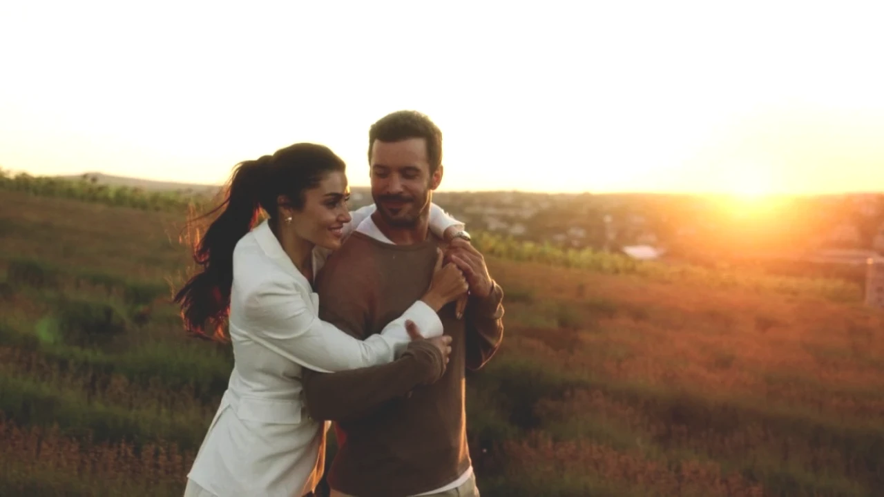 Aşk Ve Gözyaşı Dizisinin Yayın Tarihi Ertelendi mi? Hande Erçel ve Barış Arduç'tan Yeni İddialar!